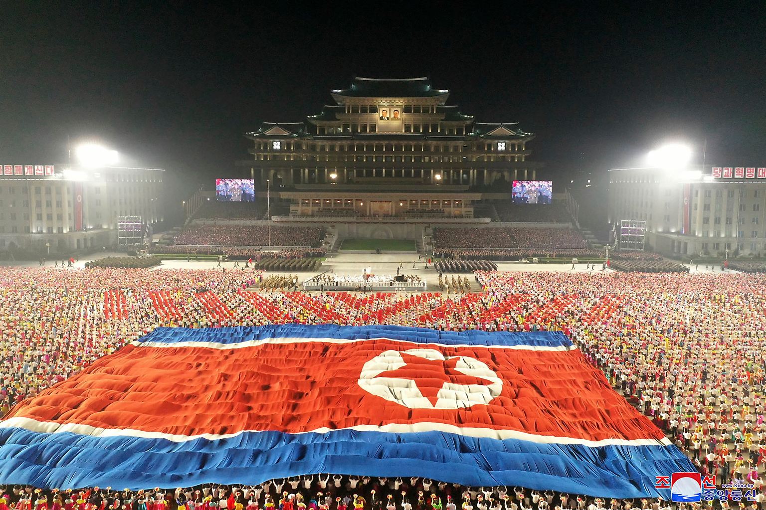 Nordkoreas Staatsführung zeigt bei einer Parade zum Jahrestag der Nation in Pjöngjang ... 