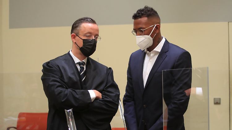 Boateng (rechts) mit Anwalt Kai Walden vor Gericht.