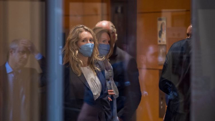 Wurde sie von ihrem Geschäftspartner getäuscht? Elizabeth Holmes wird der Prozess gemacht.
