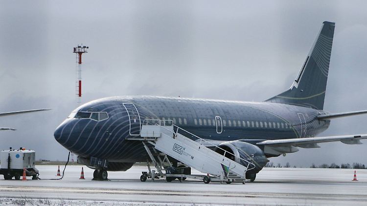 Am Flughafen in Edinburgh musste die DFB-Elf eine ungeplante Zwischenlandung machen. 
