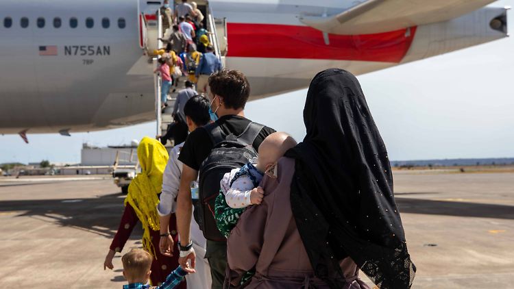 Die NRF hilft Afghanen, die nach der Machtübernahme der Taliban aus ihrer Heimat nach Europa gebracht wurden.