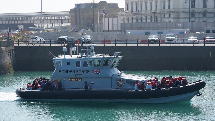 Ein Schiff der britischen Grenzpolizei bei Dover.