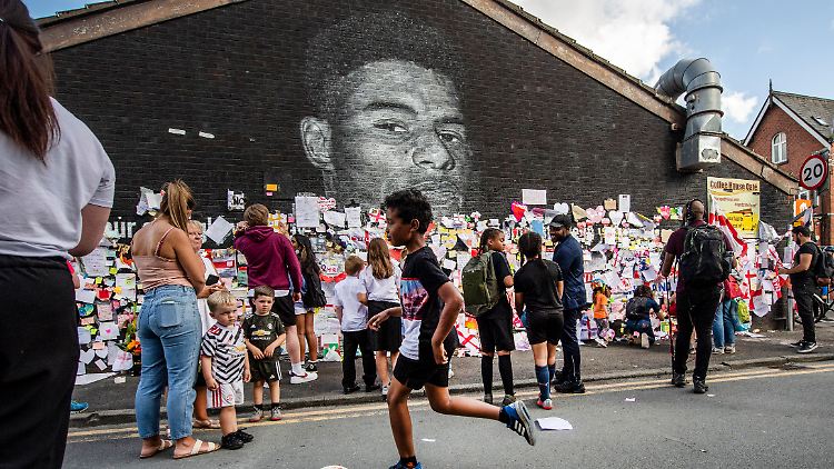 Auch ein Rashford-Wandgemälde in Manchester wurde nach dem Finale beschmiert. Andere ließen sich das nicht gefallen und demonstrierten ihre Solidarität. 