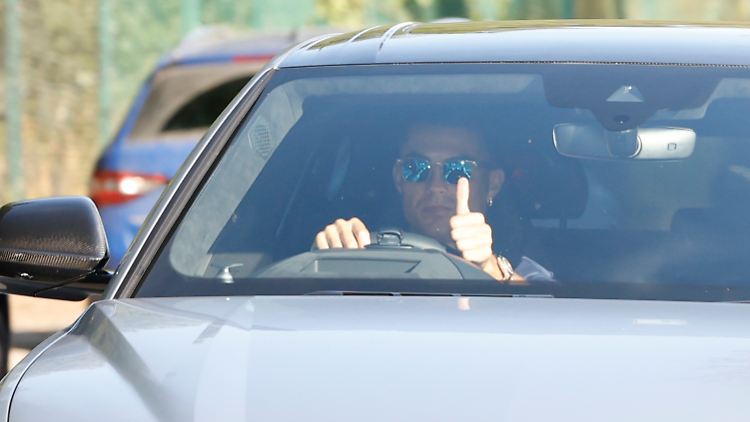 Daumen hoch: Ronaldo fährt im September 2021 selbst zum Training bei Manchester United.