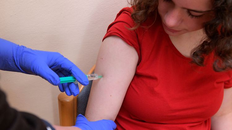 Die HPV-Impfung war bisher vor allem für Mädchen im Gespräch. Doch Jungen zu impfen, ist gleichermaßen wichtig.