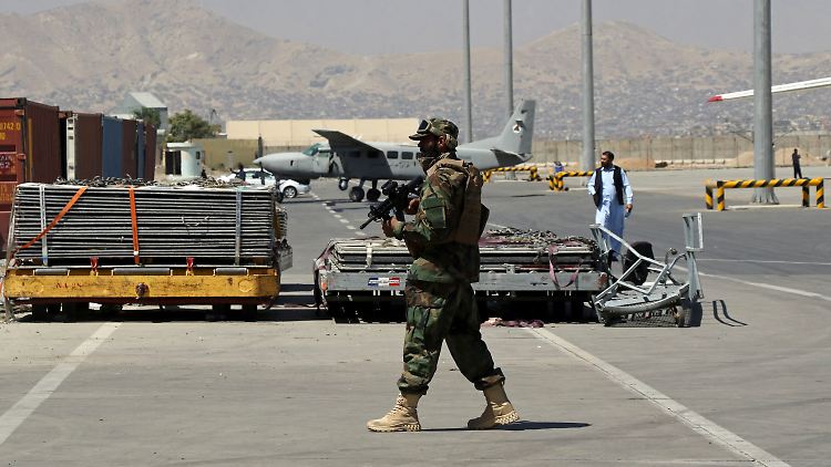 Taliban-Soldat am Kabuler Flughafen: Über Katar könnten nun wieder Ausländer Afghanistan verlassen.
