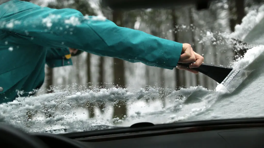 Freie-Sicht-Alle-Scheiben-sowie-das-Dach-sollten-frei-von-Schnee-und-Eis-sein-bevor-es-losgeht-Das-entsprechende-Zubehoer-gehoert-ins-Auto