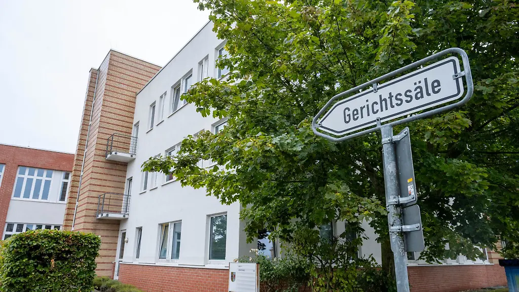 Rund-zwei-Jahre-nach-dem-Tod-einer-Frau-in-einem-Greifswalder-Pflegeheim-ist-ein-Pfleger-zu-einer-Bewaehrungsstrafe-verurteilt-worden-Nun-ficht-er-das-Urteil-an