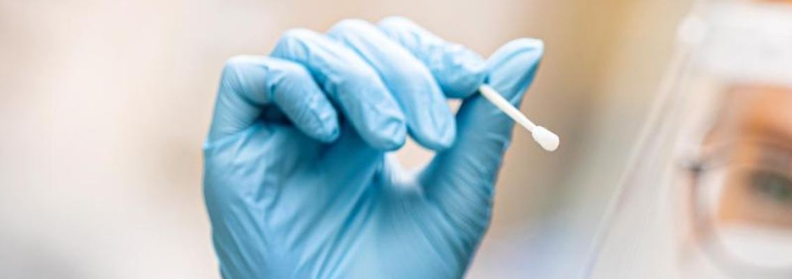 Eine medizinische Mitarbeiterin hält einen Tupfer für einen Abstrich für einen Corona-Test in der Hand. Foto: Moritz Frankenberg/dpa/Symbolbild