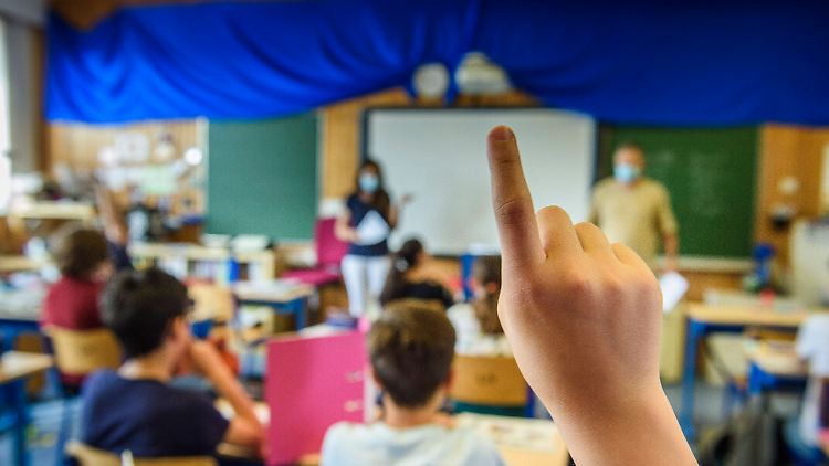 Erneute Schulschließungen sollten aus Sicht von Kinderärzten nach Möglichkeit vermieden werden.