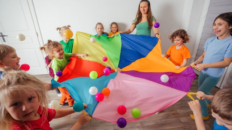 Die Arbeit als Erzieherin besteht nicht nur aus spielen, sie ist oft hart. Und oft ist die Zahl der Kinder, die eine Erzieherin zu betreuen hat, enorm.