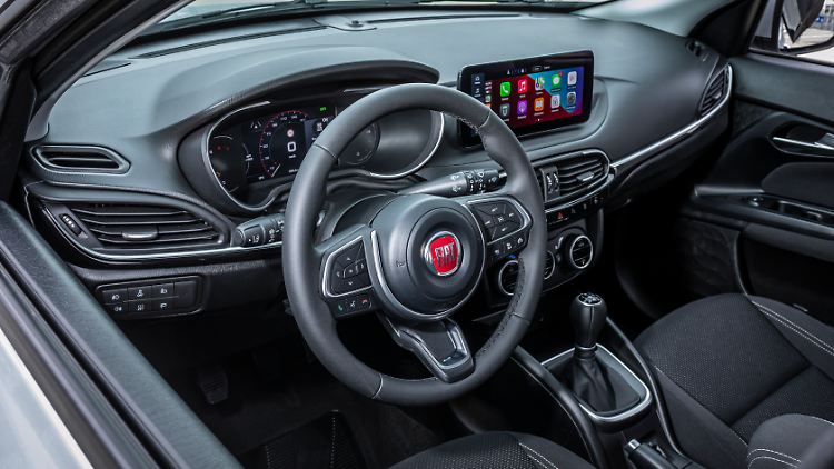 Schlicht geht es im Innenraum des Fiat Tipo zu. Das, was der Fahrer braucht, wird er aber problemlos finden.