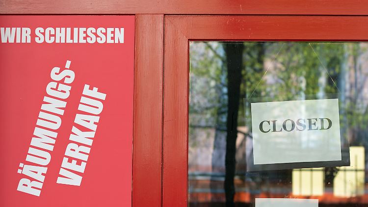 Im ersten Halbjahr beantragten weniger Unternehmen Insolvenzen, als befürchtet wurde. Der Anstieg der Privatinsolvenzen ist dagegen hoch.
