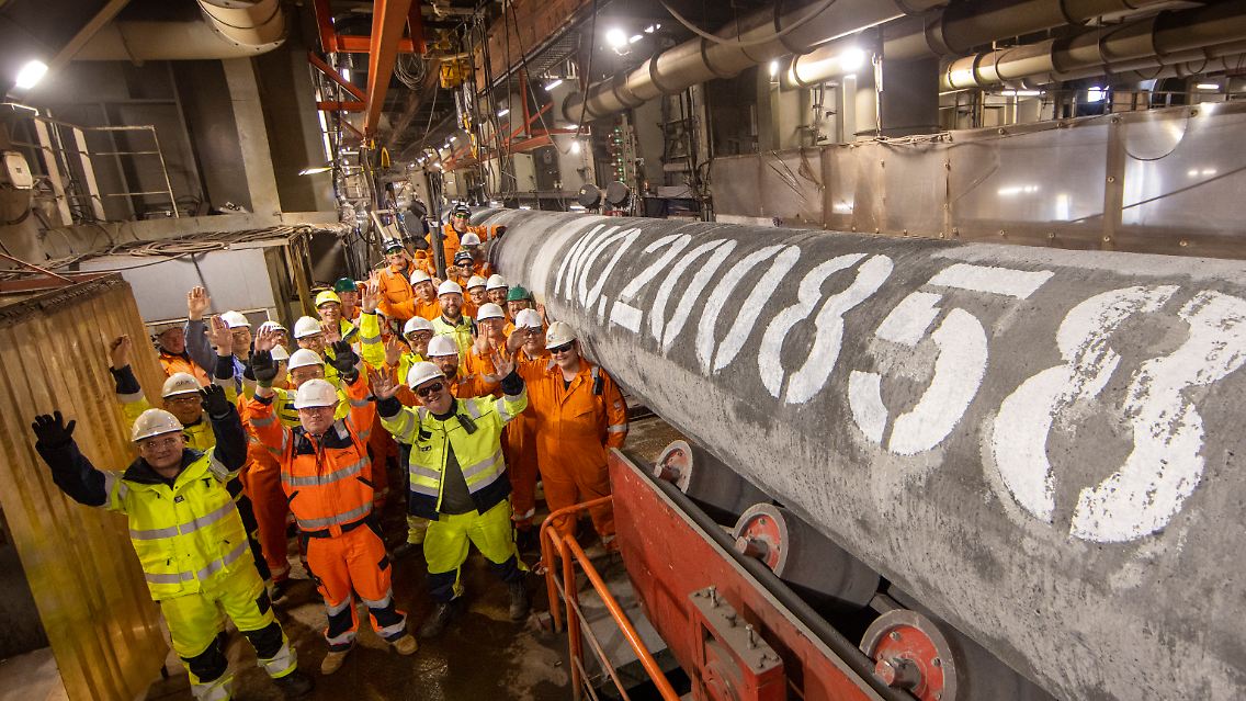 Drei Jahre lang wurde gebaut, nun ist die umstrittene Gasleitung fertig: Die Bauarbeiten an der Ostsee-Pipeline Nord Stream 2 seien beendet, verkündete der russische Energieriese Gazprom.