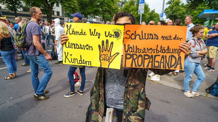 Auf einer Querdenker-Demo in Berlin, irgendwo zwischen "Das wird man doch noch sagen dürfen" und "Hier darf man ja nichts mehr sagen".
