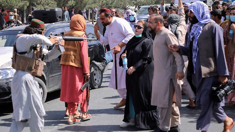 Ein Talibankämpfer richtet vergangene Woche seine Waffe auf Teilnehmer einer Demonstration in Kabul.
