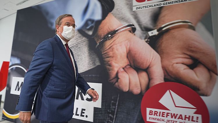Armin Laschet gibt den sicherheitspolitischen Hardliner und greift Olaf Scholz an.