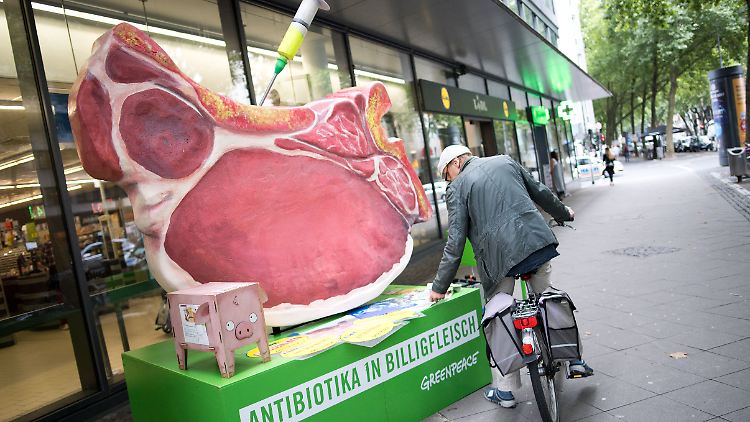 Eine Greenpeace-Aktion gegen die Medikamenten-Gabe in der Massentierhaltung.
