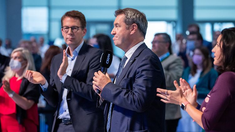 Generalsekretär Blume (l.) und Söder im Moment des Wahlergebnisses.