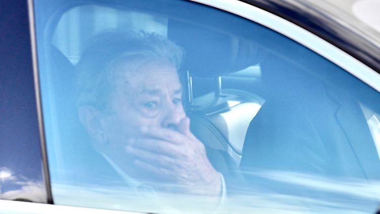 Alain Delon, selber schon 85 Jahre alt, fährt zum Trauergottesdienst vor.