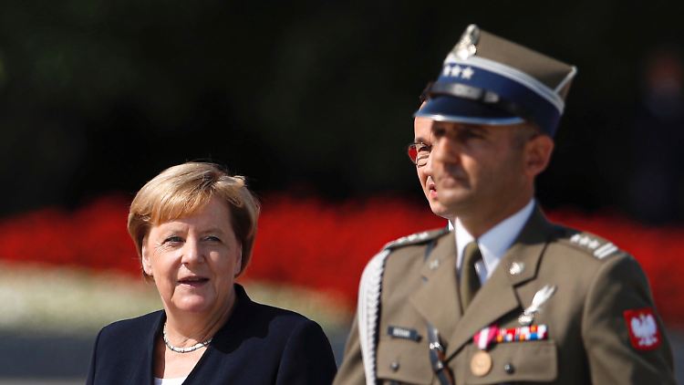 Bundeskanzlerin Angela Merkel vor zwei Jahren bei einem Besuch in Warschau. Im Hintergrund steht Ministerpräsident Mateusz Morawiecki.