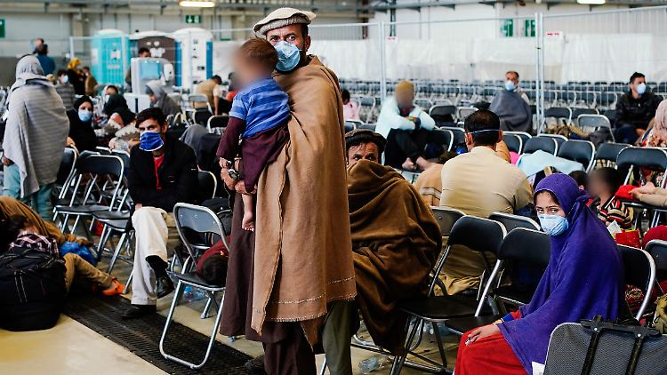 Aus Afghanistan evakuierte Menschen warten auf der Ramstein Air Base in Rheinland-Pfalz.