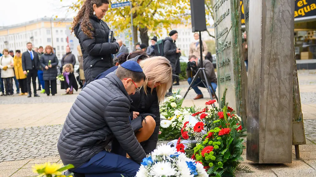 Niedergelegte-Kraenze-sind-am-Mahnmal-fuer-die-Alte-Synagoge-Magdeburg-zerstoert-worden