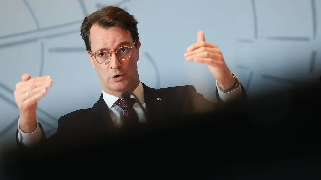NRW-Ministerpraesident-Hendrik-Wuest-will-es-Unternehmen-und-Buerger-durch-Massnahmen-zum-Abbau-von-Buerokratie-leichter-machen