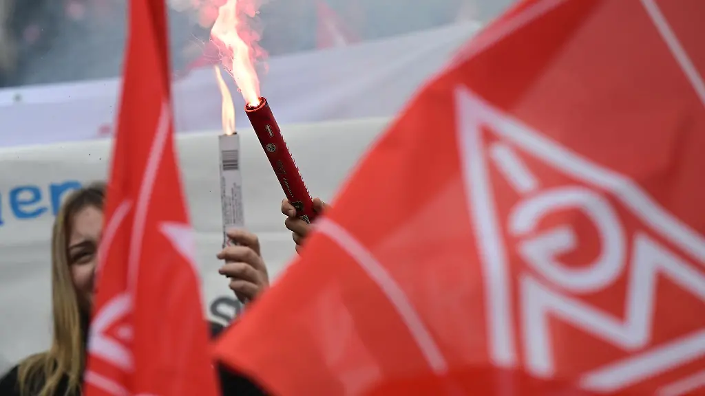 Nach-Verhandlungen-und-Warnstreiks-Mehr-Geld-fuer-Beschaeftigte-in-Metall-und-Elektroindustrie