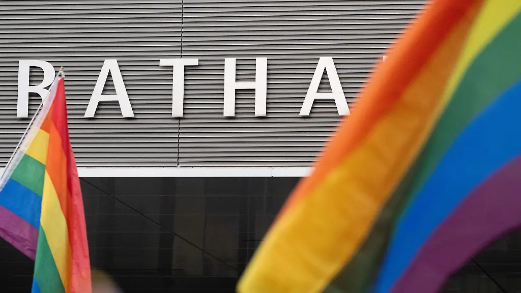 Die-Neubrandenburger-Stadtvertretung-hat-mit-einem-Beschluss-gegen-Regenbogenfahnen-vor-dem-Bahnhof-viel-Aufsehen-erregt-Der-Oberbuergermeister-hatte-seinen-Rueckzug-angekuendigt-Nun-steht-das-Thema-wieder-an