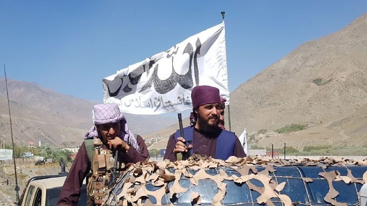 Taliban-Kämpfer bei einer Patrouille im Pandschir-Tal.