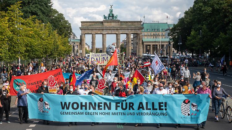 Die Veranstalter zählen 20.000 Teilnehmer bei der Demonstration für bezahlbare Mieten in der Hauptstadt - die Polizei viel weniger.