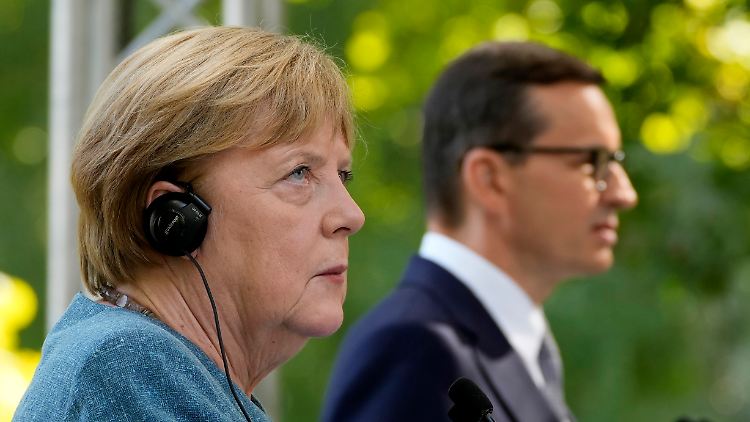 Beim Dialog: Bundeskanzlerin Merkel und der polnische Premier Morawiecki in Warschau.