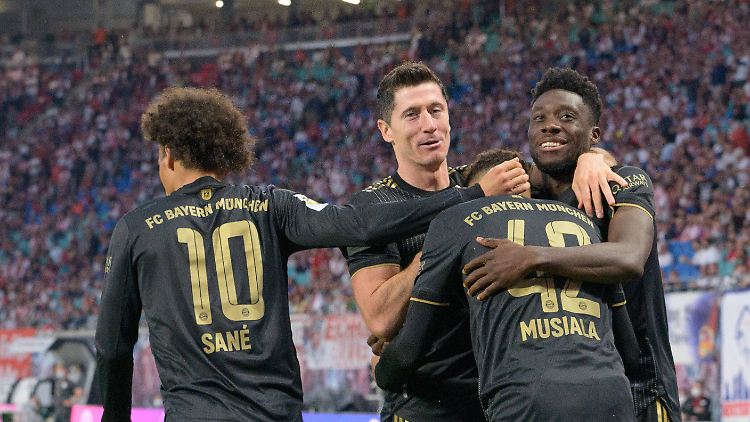 Robert Lewandowski freut sich mit dem jungen Jamal Musiala über das 2:0.