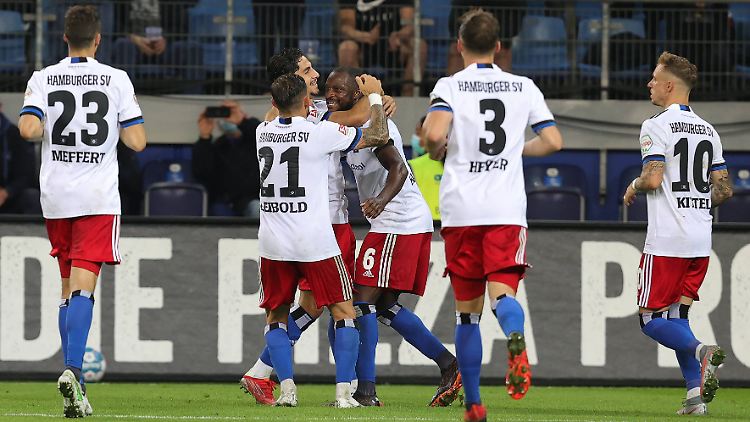 David Kinsombi (Mitte) traf zum 1:0.