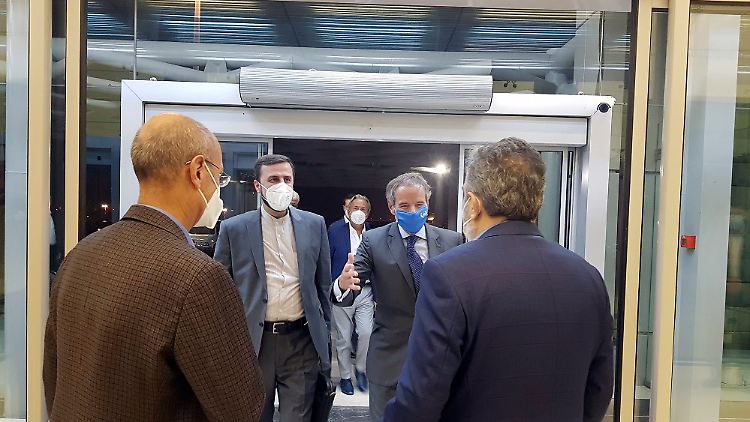 Rafael Grossi (2.v.r.) wurde am Flughafen von Teheran empfangen.