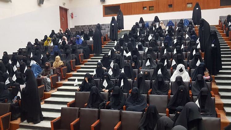 Frauen bei einer Pro-Taliban-Demonstration im Hörsaal der Kabuler Universität: Beim Studium sollen künftig strikte Kleidungsvorschriften gelten.