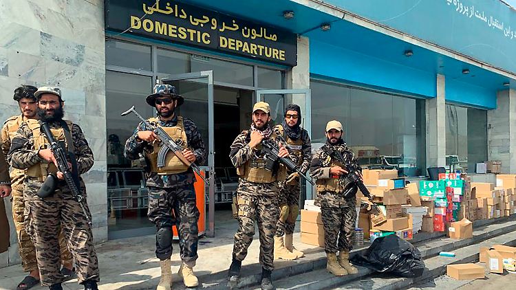 Bilder der Polizisten am Flughafen liegen uns noch nicht vor. Die Taliban, zu denen die hier abgebildeten Männer gehören, sind dort aber weiterhin im Einsatz. 