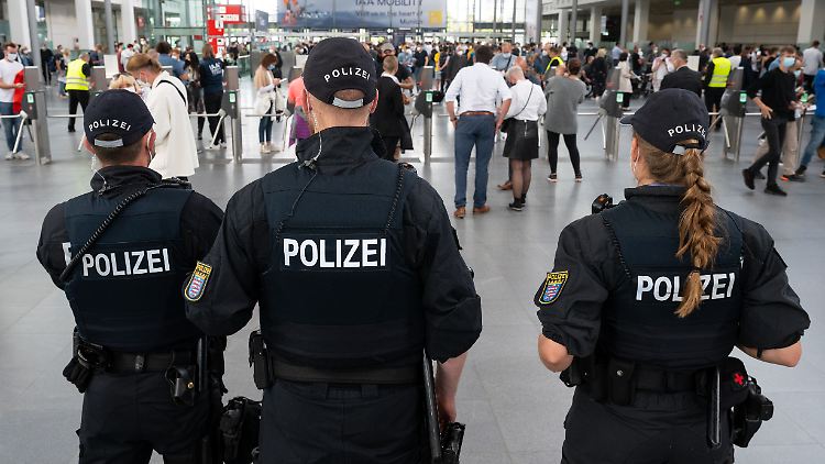 Polizeiaufgebot am Eingang der Automobilmesse IAA.
