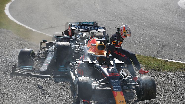 Verstappen springt aus seinem Wagen. Unverletzt. 