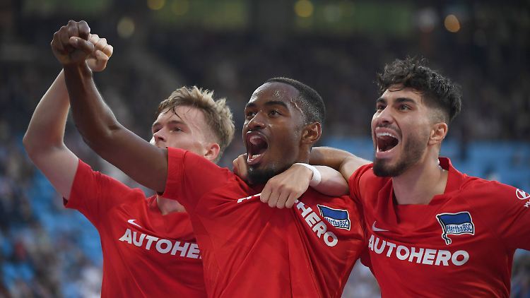 Myziane Maolida (m.) jubelt über seinen ersten Treffer für Hertha. Doppelpacker Suat Serdar (r.) macht mit.