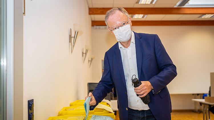 Niedersachsens sozialdemokratischer Ministerpräsident Stephan Weil gibt seine Stimme ab: In Hannover wird es wohl eine Stichwahl zwischen dem SPD- und dem CDU-Kandidaten geben.