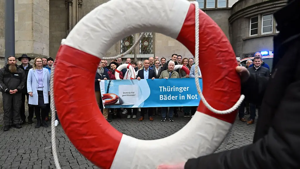 Den-40-Thueringer-Hallenbaedern-steht-eigenen-Angaben-nach-finanziell-das-Wasser-bis-zum-Hals