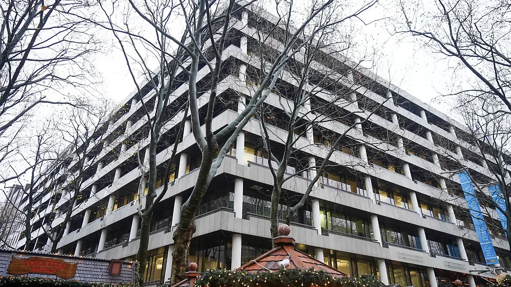 Die-Stadt-Hamburg-hat-das-Gebaeude-am-Gerhart-Hauptmann-Platz-aus-der-Insolvenz-einer-Signa-Tochter-fuer-112-5-Millionen-Euro-gekauft-und-will-dort-die-neue-Zentralbibliothek-einziehen-lassen