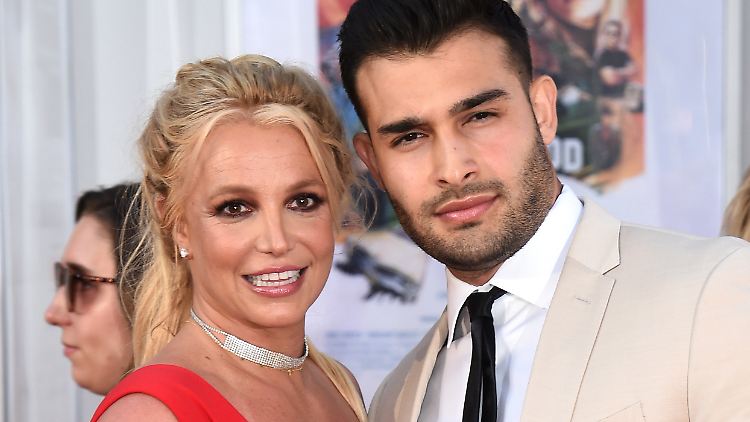 Die Sängerin mit ihrem frisch Verlobten Sam Asghari.