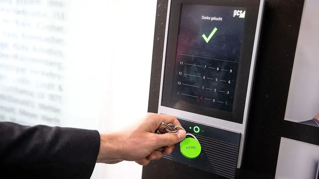 Laenger-arbeiten-aber-nicht-mehr-Geld-Einem-Gerichtsurteil-ist-eine-solche-Vereinbarung-in-den-Allgemeinen-Geschaeftsbedingungen-AGB-unter-bestimmten-Voraussetzungen-moeglich