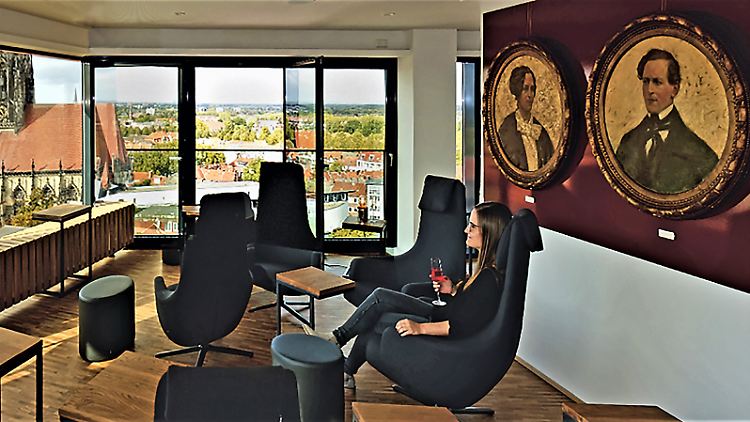 Entspannter Blick über Münster aus der Lounge im "1648" - unter den Bildern der Kaffeehausgründer Albert und Bertha Grotemeyer.