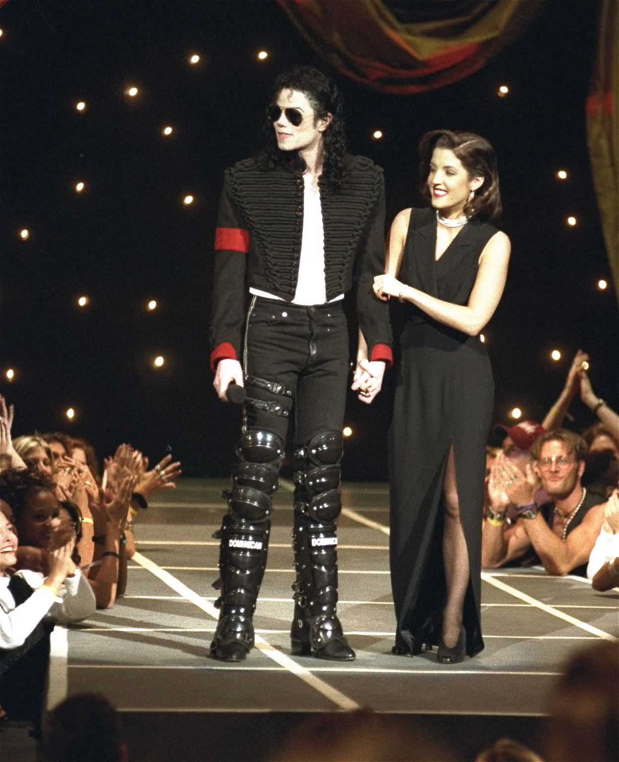 Erinnert sich noch jemand daran? Das war 1994. Michael Jackson kam bei den MTV Video Music Awards mit seiner frischgebackenen Ehefrau Lisa Marie Presley auf die Bühne ...