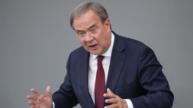 "Schon heute sorge ich als Ministerpräsident dafür, dass Gefährder abgeschoben werden", sagt Laschet.