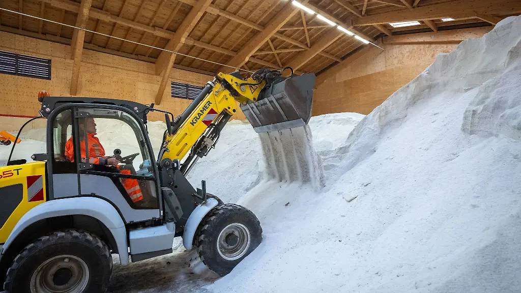 Tonnenweise-Salz-wird-fuer-die-Strassen-in-Brandenburg-eingelagert